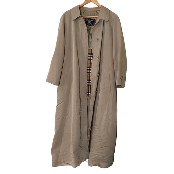 Burberry’s Vintage Trench Coat with Wool Lining
